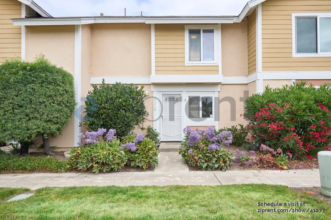 25313 Vía Viejo St in Lake Forest, CA - Building Photo