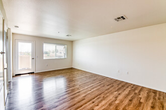 Bella Vita Apartments in National City, CA - Foto de edificio - Building Photo