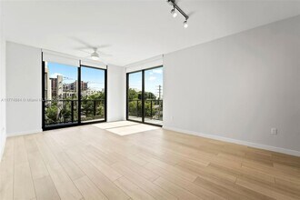555 NE 8th St, Unit 406 in Fort Lauderdale, FL - Building Photo - Building Photo