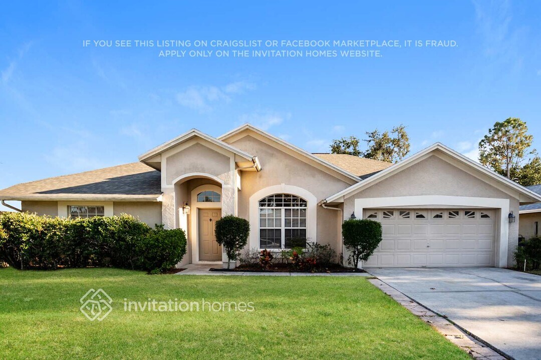 2005 Dumont Dr in Valrico, FL - Building Photo