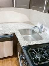 526 W Cornelia Ave, Unit 102 in Chicago, IL - Building Photo - Building Photo