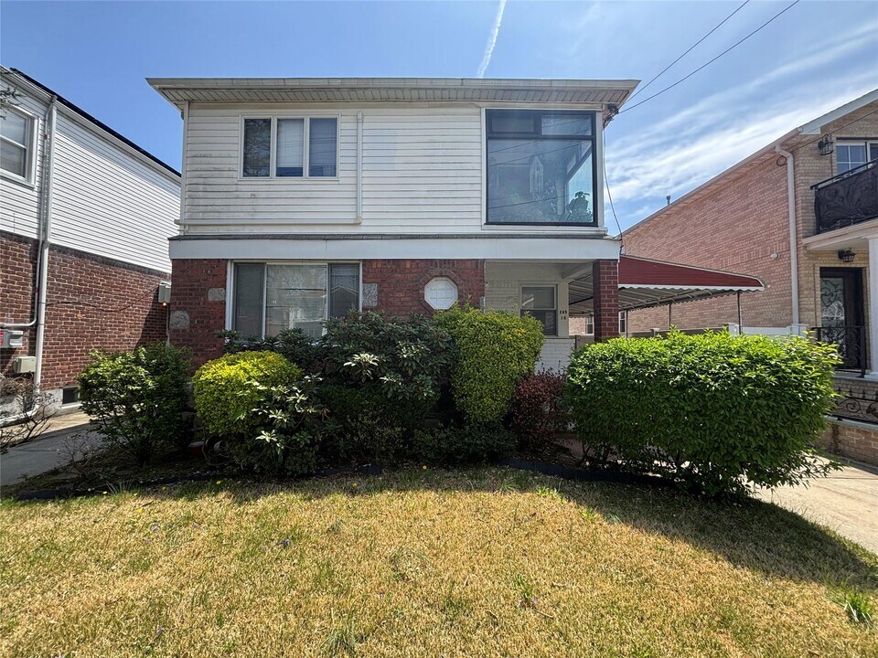 249-16 Elkmont Ave in Queens, NY - Building Photo
