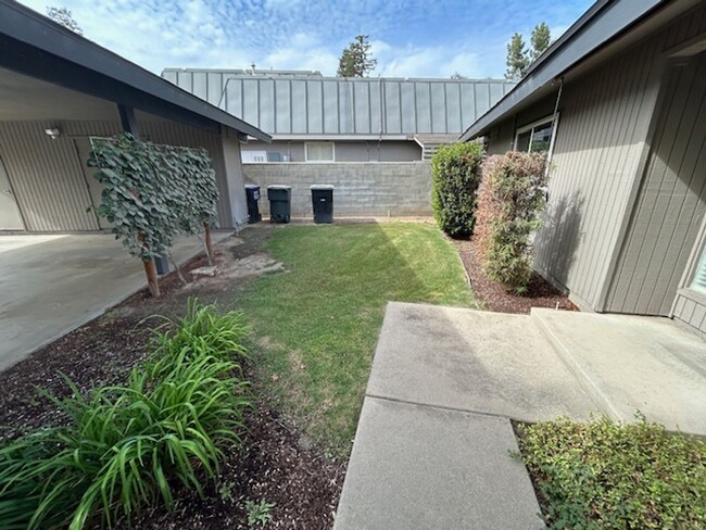 3746 W Mill Creek Dr in Visalia, CA - Foto de edificio - Building Photo