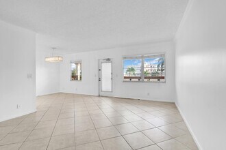 2043 Cornwall C in Boca Raton, FL - Building Photo - Building Photo