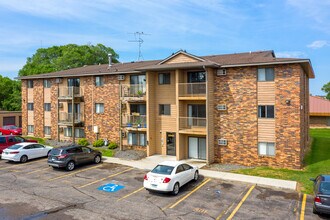 Brookwood Apartments in St. Cloud, MN - Building Photo - Building Photo
