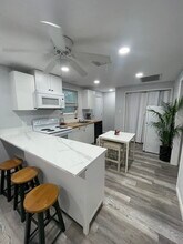 208 E Magnolia St, Unit Suite A in Friendswood, TX - Building Photo - Building Photo