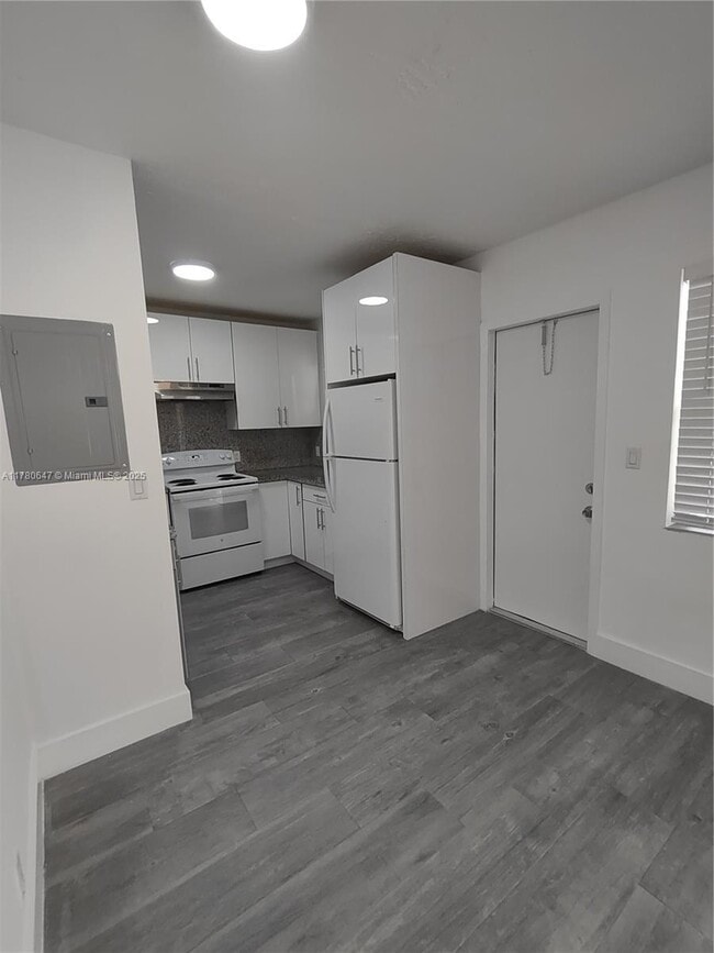 property at 1895 Venice Park Dr