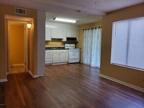 142 Stoneridge Dr in Warner Robins, GA - Foto de edificio - Building Photo