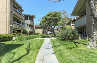 21372 Brookhurst St in Huntington Beach, CA - Building Photo - Building Photo