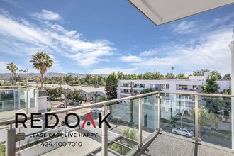 12444 Chandler Blvd in Los Angeles, CA - Building Photo - Building Photo