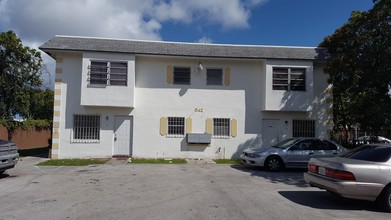 842 NW 1st Ave in Fort Lauderdale, FL - Building Photo - Building Photo