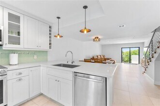 6901 Edgewater Dr, Unit 328 in Coral Gables, FL - Building Photo - Building Photo