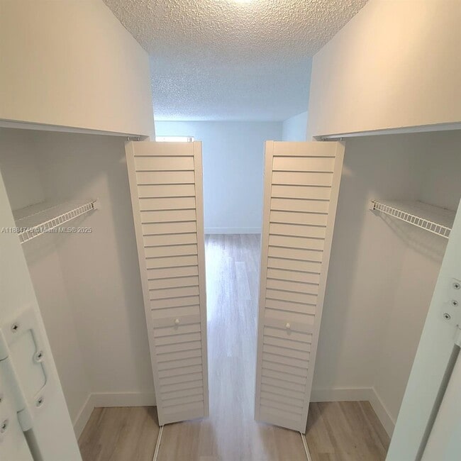 6292 NW 186th St, Unit 303 in Hialeah, FL - Foto de edificio - Building Photo