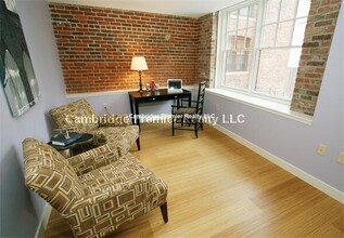 18 Cottage Park Ave, Unit 1 in Cambridge, MA - Foto de edificio - Building Photo