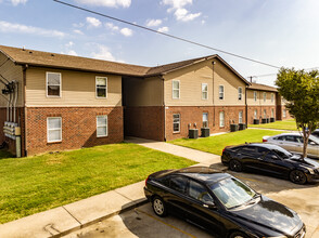 Cedar Place Apartments in Madison, TN - Foto de edificio - Building Photo