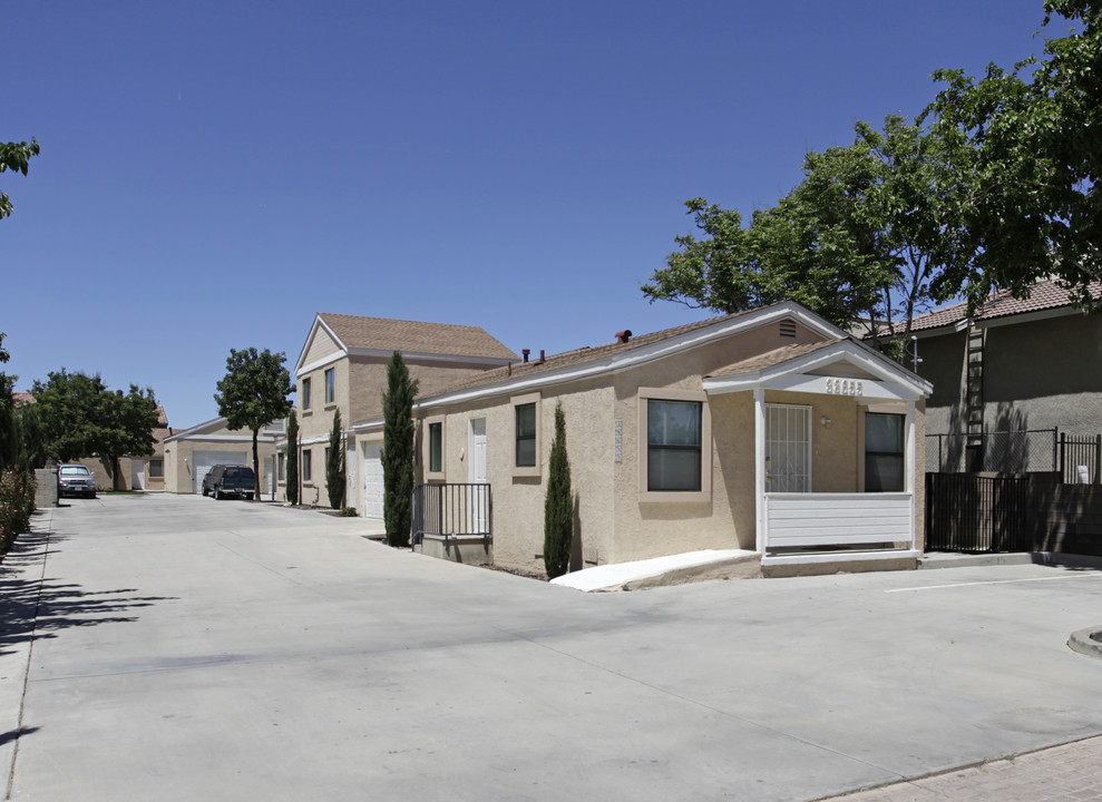 38655 12th St in Palmdale, CA - Foto de edificio