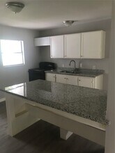1728 Kansas St in La Marque, TX - Building Photo - Building Photo