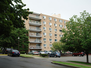 Halston House in Tarrytown, NY - Building Photo - Building Photo