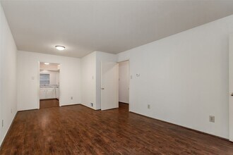 7544 Brentcove Cir in Dallas, TX - Foto de edificio - Building Photo