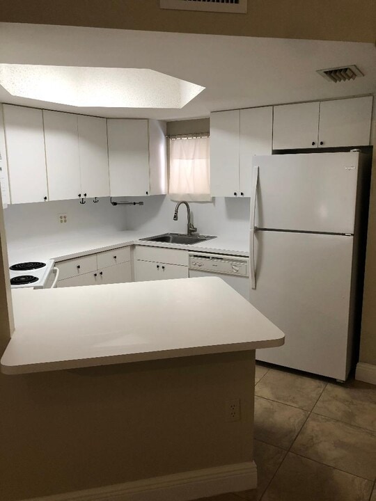 8343 Lake Dr, Unit 8343 LAKE DR MIAMI 33166 in Doral, FL - Building Photo