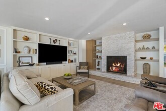 27002 Malibu Cove Colony Dr in Malibu, CA - Building Photo - Building Photo