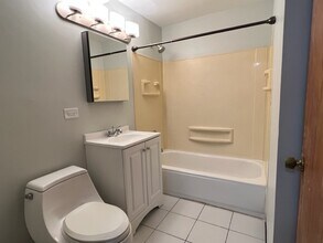 1019 62nd E St, Unit Garden Apt East in Chicago, IL - Building Photo - Building Photo