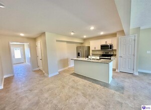 214 Dixon Cir in Vine Grove, KY - Building Photo - Building Photo