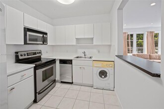 1018 Meridian Ave in Miami Beach, FL - Building Photo - Building Photo