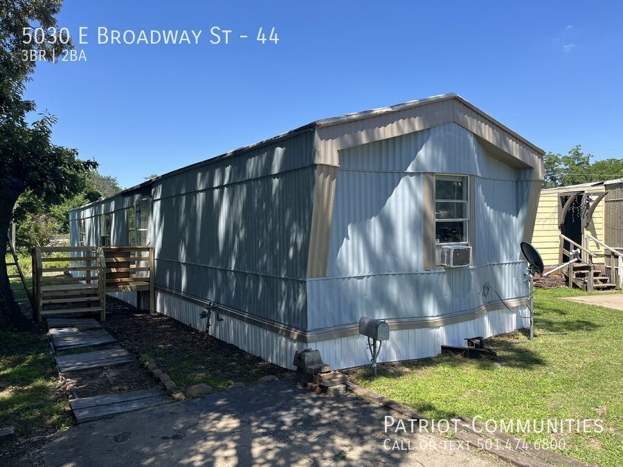 5030 E Broadway St in North Little Rock, AR - Building Photo