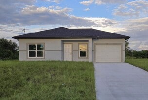 425 Parkman Ave in Lehigh Acres, FL - Building Photo