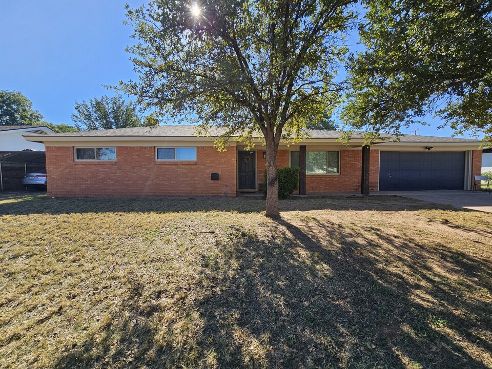 711 W Dormard Ave in Midland, TX - Building Photo