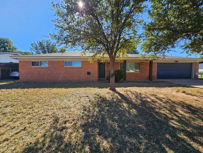 property at 711 W Dormard Ave