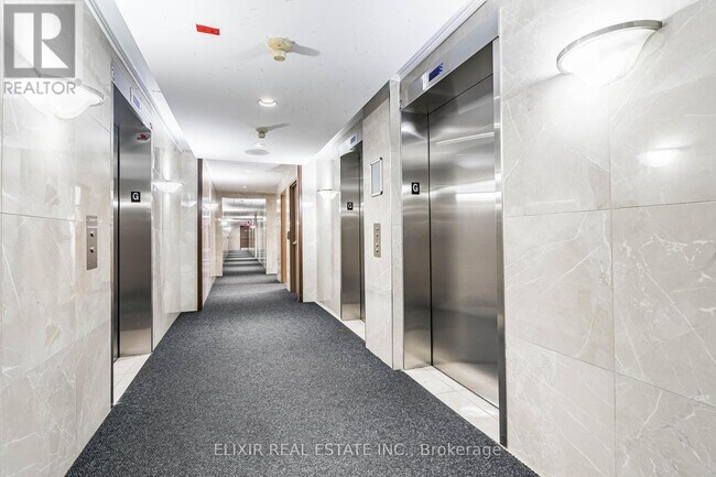 135 Hillcrest Ave in Mississauga, ON - Building Photo - Building Photo