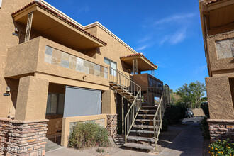 303 N Miller Rd in Scottsdale, AZ - Building Photo - Building Photo