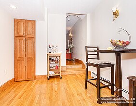 89 Myrtle St, Unit A in Boston, MA - Building Photo - Building Photo