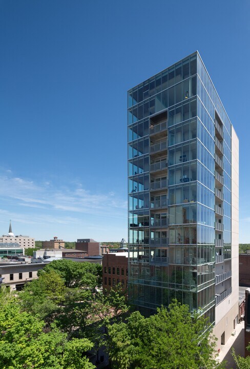 201 E Washington St in Iowa City, IA - Building Photo
