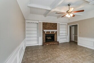 5100 Barkshire Dr in Memphis, TN - Foto de edificio - Building Photo