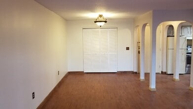 23 Shadowbrook Ln in Milford, MA - Foto de edificio - Building Photo
