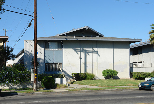 611 W Channel Islands Blvd in Oxnard, CA - Foto de edificio - Building Photo