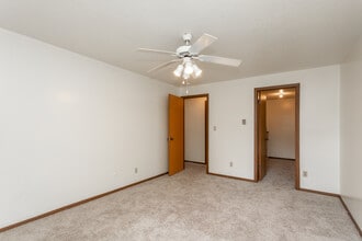 Willow Knolls Apartments in Peoria, IL - Foto de edificio - Building Photo