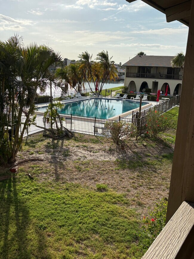 511 Plaza Seville Ct, Unit #24 in Treasure Island, FL - Foto de edificio - Building Photo