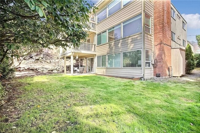 property at 2225-2229 W Raye St