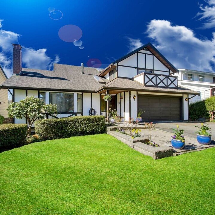 2135 Kirkstone Rd in North Vancouver, BC - Building Photo