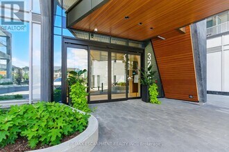 3240 William Coltson Ave in Oakville, ON - Building Photo - Building Photo