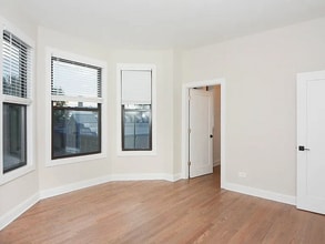 3409 W Fullerton Ave, Unit 2 in Chicago, IL - Foto de edificio - Building Photo