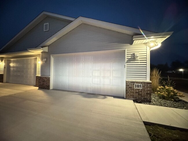 105 Beacon Harbor Pkwy in East Moline, IL - Building Photo - Building Photo