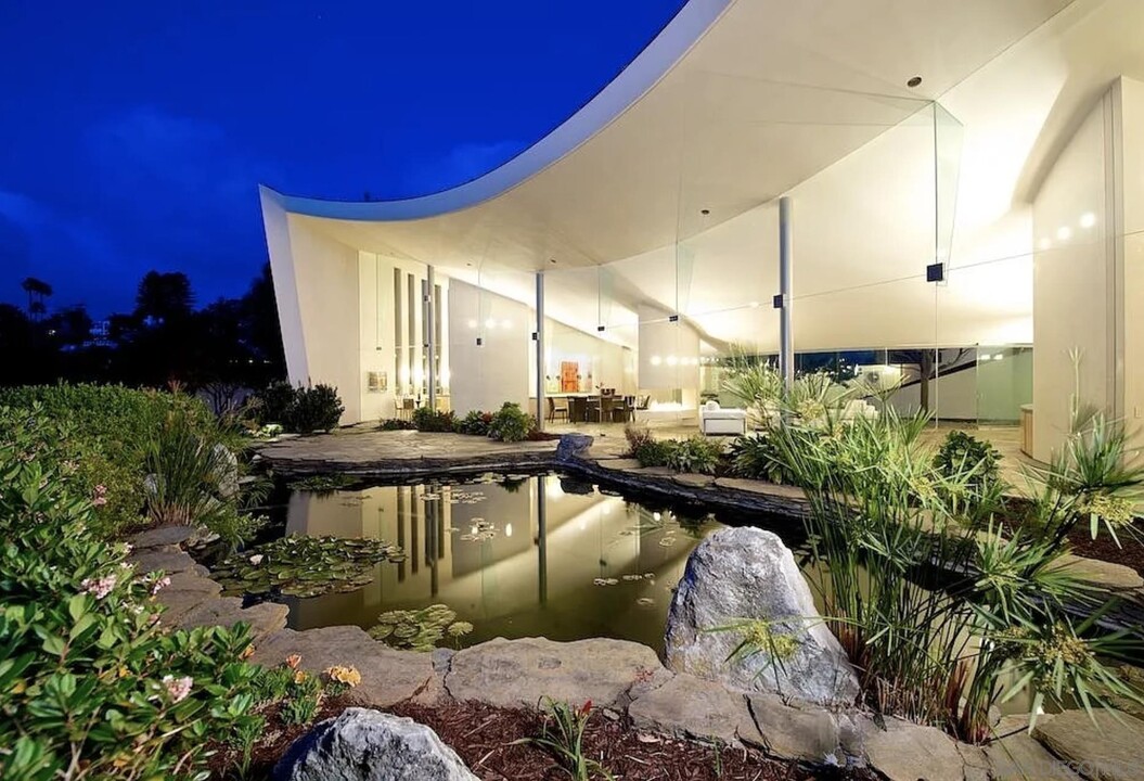 724 Muirlands Vista Way in San Diego, CA - Building Photo