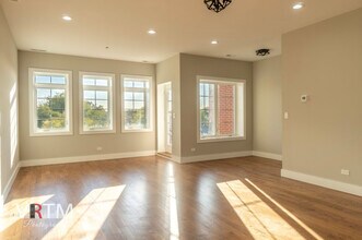 4211 N Elston Ave in Chicago, IL - Building Photo - Building Photo
