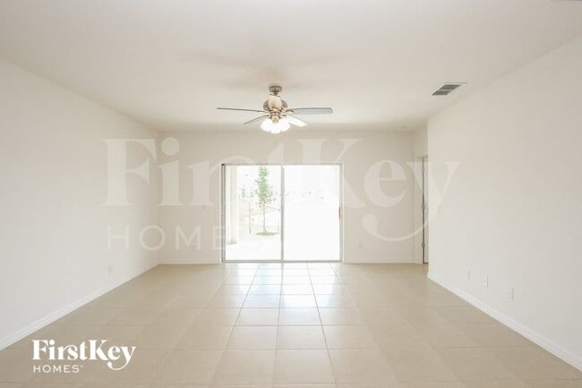 5086 Royal Point Ave in Kissimmee, FL - Foto de edificio - Building Photo