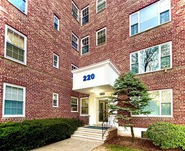 220 Pelham Rd in New Rochelle, NY - Building Photo - Building Photo